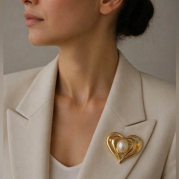 Vintage Jewelry - Vintage Gold Tone Heart Brooch Faux Pearl Center Romantic Statement Pin